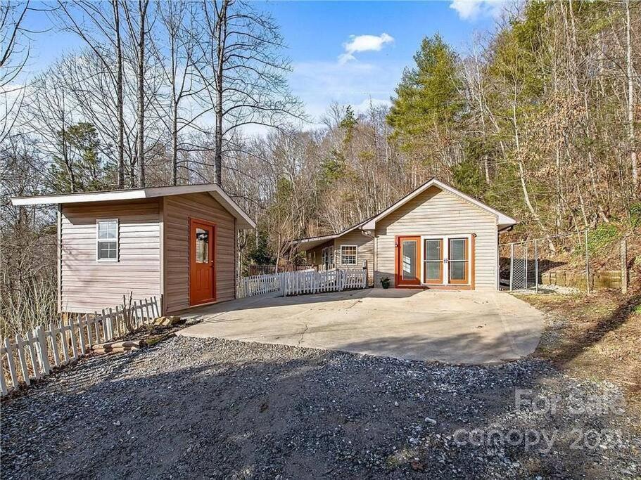 Misty Mountain Cottage Уейнсвил Екстериор снимка